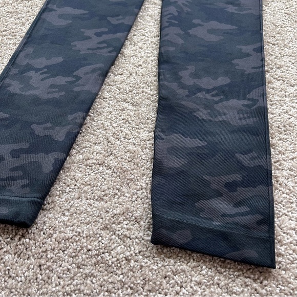 Spanx NWT Look At Me Now Seamless Leggings Black Camo Size Large FL3515 - Picture 2 of 10